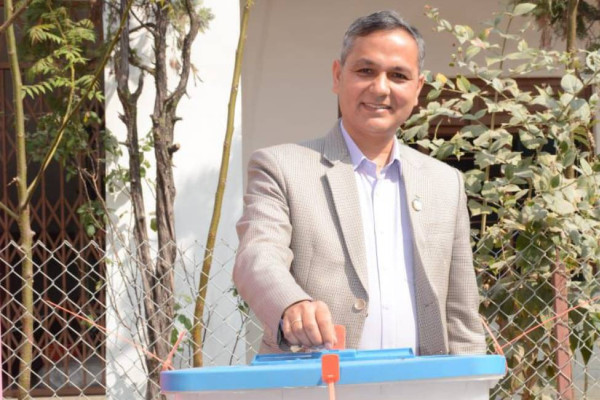 गृहमन्त्री अर्यालद्वारा मतदान